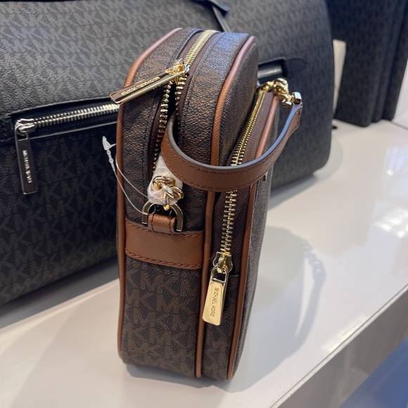 MICHAEL KORS 
Jet Set Travel Medium Logo Crossbody Flight Bag
Style # 35… - Picture 4 of 16